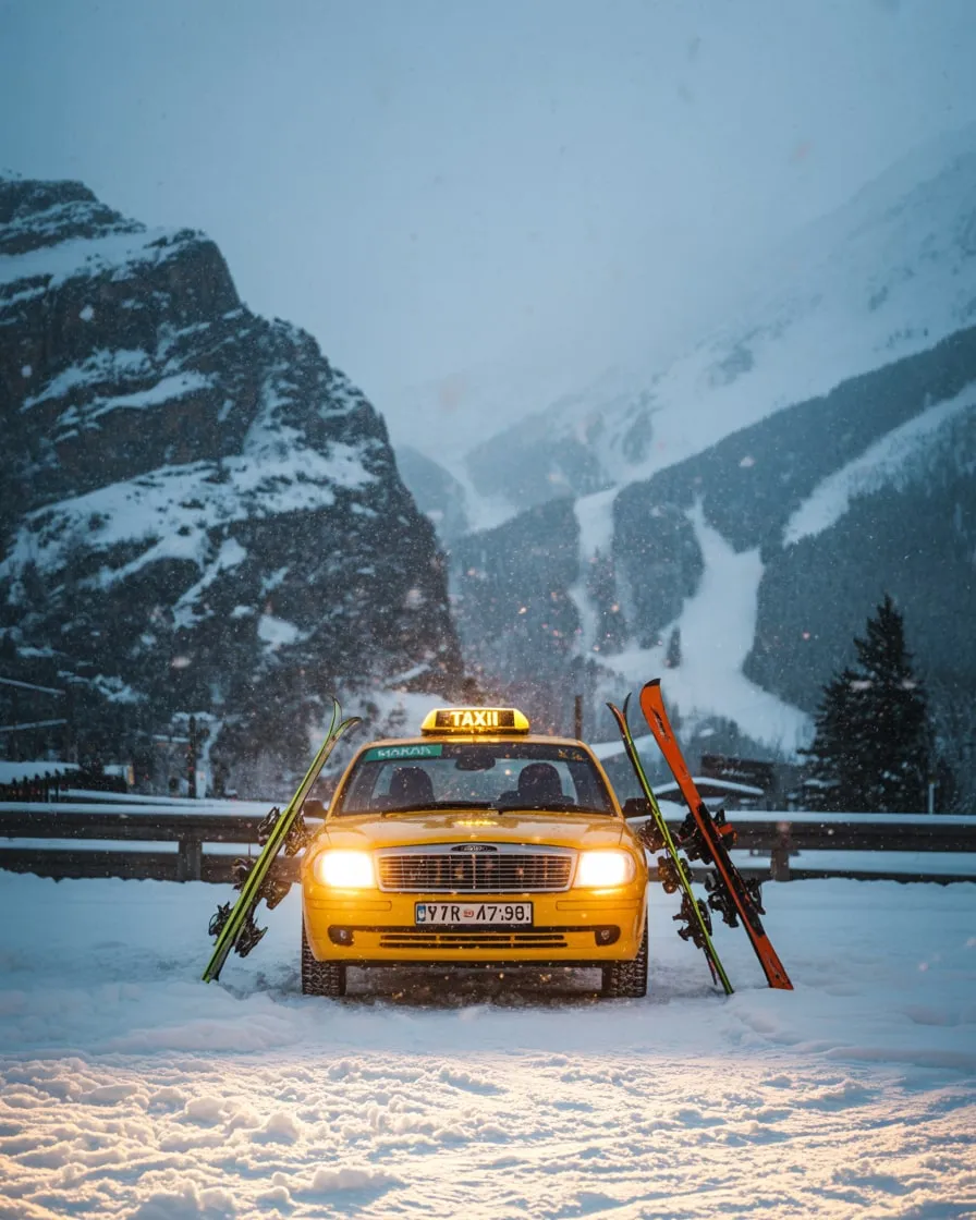 Taxi auf verschneiter Straße im Zillertal